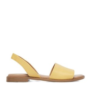 Sandały Lasocki. Żółte sandały Lasocki, bez wzorów, bez obcasa, na płaskiej podeszwie, bez zapięcia. Za 139,99 zł.
