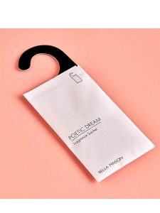 BELLA MAISON Saszetka zapachowa "Poetic Dream" w kolorze białym - 25 g rozmiar: onesize. Białe nerki i saszetki BELLA MAISON, bez wzorów. Za 19,49 zł.