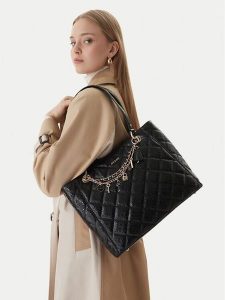 Guess Torebka Libby HWGG99 12250 Czarny. Czarne shopper bag Guess, z aplikacjami, bez dodatków. Za 749,99 zł.