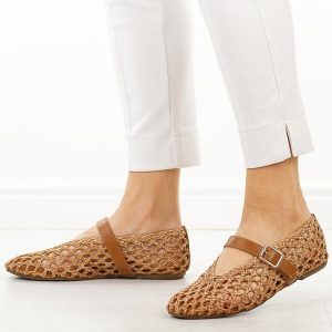 Brązowe przewiewne baleriny damskie T.Sokolski 137. Brązowe balerinki Sokolski, w ażurowe wzory, z jeansu, z okrągłym noskiem, bez obcasa, na płaskiej podeszwie, bez zapięcia. W wyprzedaży za 157,52 zł.