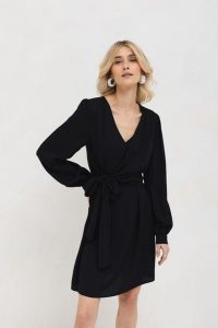 SUKIENKA PAMELA CZARNA XS - Flawless. Czarne sukienki Flawless, na co dzień, xs, bez wzorów, z wiskozy, eleganckie, bez kołnierzyka, bez ramiączek, proste. Za 307,50 zł.