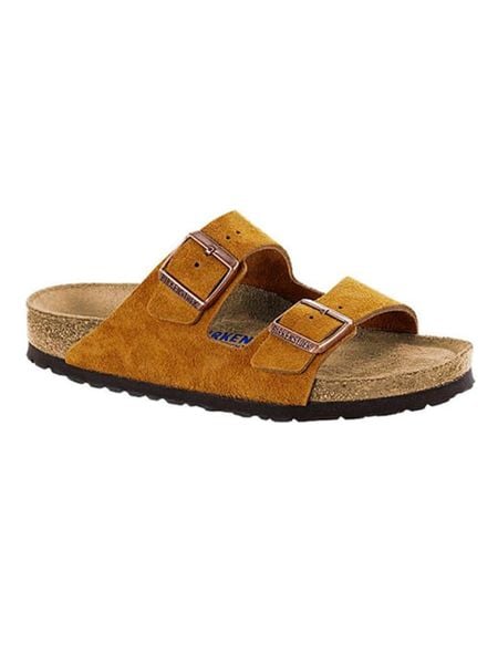 Birkenstock Skórzane klapki "Arizona" w kolorze jasnobrązowym rozmiar: 44. Brązowe klapki Birkenstock, bez wzorów, z otwartym noskiem, bez obcasa. Za 393,45 zł.