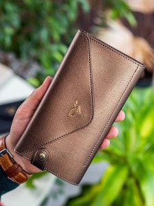 MORI Skórzany portfel w kolorze jasnobrązowym - 20 x 10 x 3 cm rozmiar: onesize. Brązowe portfele MORI, bez wzorów, z materiału. Za 110,04 zł.