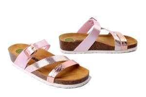 DR. BRINKMANN 700753-42 rosa, klapki damskie. Czerwone klapki Dr. Brinkmann, bez wzorów, bez obcasa, na koturnie. Za 204,90 zł.