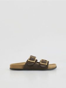 Zamszowe klapki - jasny zielony. Zielone klapki Reserved, bez wzorów, z zamszu, bez obcasa. Za 169,99 zł.