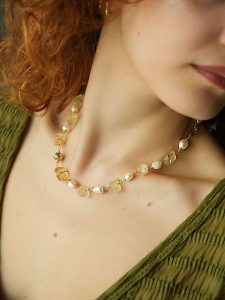 Pierres de Jade Pozłacany naszyjnik z elementami ozdobnymi - dł. 45 cm rozmiar: onesize. Białe naszyjniki Pierres de Jade, z cytrynem, pozłacane. Za 113,99 zł.