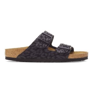 Klapki damskie BIRKENSTOCK Arizona SYN Leo Black. Czarne klapki Birkenstock, bez wzorów, ze skóry, bez obcasa. Za 399,99 zł.