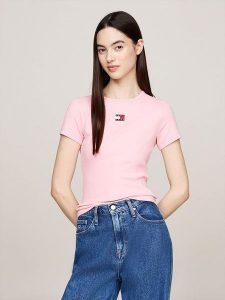 TOMMY JEANS Koszulka w kolorze jasnoróżowym rozmiar: M. Różowe bluzki Tommy Jeans, m, bez wzorów, z jeansu, bez kołnierzyka, bez ramiączek. Za 131,74 zł.