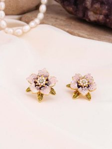 Pierres de Jade Pozłacane kolczyki-wkrętki z perłami i kamieniami szlachetnymi rozmiar: onesize. Różowe kolczyki Pierres de Jade, z cyrkonią, pozłacane. Za 56,99 zł.