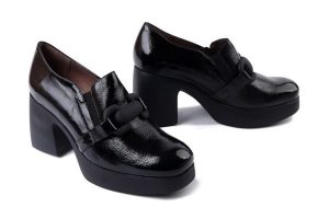 WONDERS H-4980 Lack i negro, półbuty damskie. Czarne półbuty Wonders, bez wzorów, bez obcasa, bez zapięcia. Za 461,93 zł.