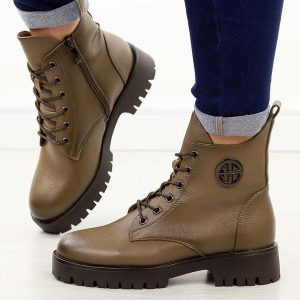 Khaki botki damskie na traperze Potocki 12672. Brązowe botki POTOCKI, na jesień, bez wzorów, z dzianiny, z okrągłym noskiem, bez obcasa, bez zapięcia. Za 269,00 zł.