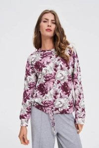 Bluza w kwiaty biała. Białe bluzy MOODO, l, bez wzorów, z bawełny, bez kaptura. Za 119,99 zł.