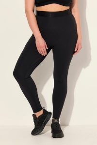 Damskie Legginsy sportowe LightFit kieszenie z recyklingu. Czarne legginsy Ulla Popken, bez wzorów, z elastanu, z podwyższonym stanem. Za 239,99 zł.