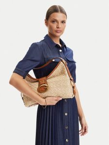 Guess Torebka Camden HWRB93 08180 Beżowy. Brązowe torebki klasyczne Guess, z aplikacjami, z materiału, bez dodatków. Za 679,99 zł.