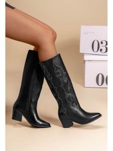 C'M Kozaki w kolorze czarnym rozmiar: 39. Czarne kozaki C'M, na zimę, bez wzorów, bez obcasa, bez zapięcia. Za 173,99 zł.