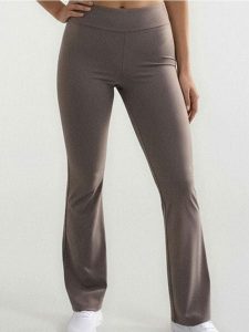 Sportowe legginsy flare - kremowy. Białe legginsy Sinsay, bez wzorów. Za 49,99 zł.