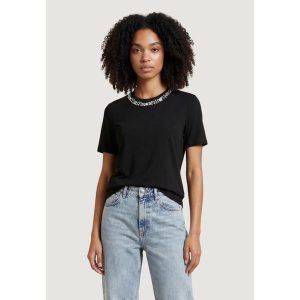 Koszulka crop top Kobieta ONLY ONLPARKER S/S O-NECK BLING TOP BOX JRS. Czarne topy ONLY, s, bez wzorów, z materiału, bez kołnierzyka, bez ramiączek. Za 145,95 zł.