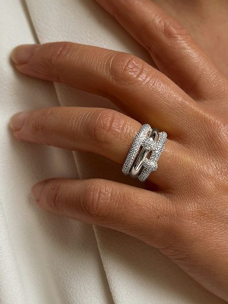 Les Petites Précieuses Srebrny pierścionek z cyrkoniami rozmiar: 58. Szare pierścionki Les Petites Précieuses, z cyrkonią, srebrne. Za 304,99 zł.