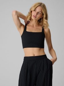 4F Crop-top slim w paski damski - czarny XS. Czarne topy 4f, m, bez wzorów, z materiału, klasyczne, bez kołnierzyka, bez ramiączek. Za 89,99 zł.