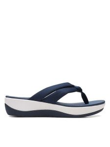 Clarks Japonki "Arla Kaylie" w kolorze granatowym na koturnie rozmiar: 36. Niebieskie klapki Clarks, bez wzorów, z otwartym noskiem, bez obcasa, na koturnie. Za 87,61 zł.