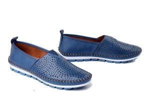 MANITU 840155-05 blau, półbuty damskie. Niebieskie półbuty Manitu, na lato, w ażurowe wzory, z gumy, bez obcasa, bez zapięcia. Za 237,92 zł.