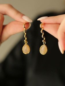 Pierres de Jade Pozłacane kolczyki-wkrętki z kamieniem słonecznym rozmiar: onesize. Żółte kolczyki Pierres de Jade, pozłacane. Za 84,21 zł.