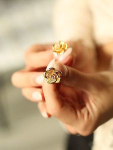 Pierres delicates Pozłacane kolczyki-wkrętki z cyrkoniami rozmiar: onesize. Żółte kolczyki Pierres delicates, z cyrkonią, pozłacane. Za 82,83 zł.