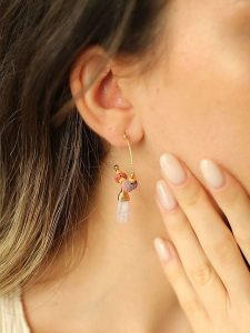 Pierres delicates Pozłacane kolczyki-półkreole z perłami i ametystami rozmiar: onesize. Różowe kolczyki Pierres delicates, z ametystem, pozłacane. Za 52,99 zł.