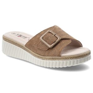 Klapki damskie S.Barski, cholewka z materiału tekstylnego wsuwany fason z szerokim paskiem, brązowe, LR61-7002. Brązowe klapki S.BARSKI, bez wzorów, bez obcasa, na koturnie. Za 189,00 zł.