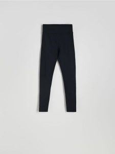 Legginsy z wysokim stanem - czarny. Czarne legginsy Reserved, bez wzorów, z dzianiny, z podwyższonym stanem. W wyprzedaży za 49,99 zł.