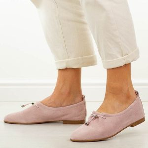 Różowe zamszowe skórzane półbuty damskie T.Sokolski w26-236. Czerwone półbuty Sokolski, na jesień, bez wzorów, z jeansu, bez obcasa, bez zapięcia. W wyprzedaży za 251,10 zł.