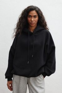 Bluza typu oversize z ociepleniem w kolorze TOTALLY BLACK - AMBERLY. Czarne bluzy Marsala, m, bez wzorów, z bawełny, bez kaptura. Za 299,90 zł.