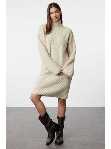 Trendyol Sukienka w kolorze kremowym rozmiar: M. Brązowe sukienki Trendyol, m, bez wzorów, prążkowane, bez kołnierzyka, bez ramiączek, midi. Za 78,47 zł.