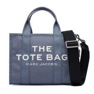 Torebka Marc Jacobs. Niebieskie torebki klasyczne Marc Jacobs, bez wzorów, bez dodatków. Za 689,99 zł.