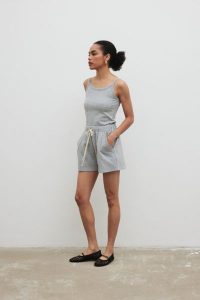 Top z delikatnej prążkowanej dzianiny w kolorze GREY MELANGE - RIVA-M. Szare topy Marsala, m, bez wzorów, z bawełny, bez kołnierzyka, bez ramiączek. Za 119,90 zł.