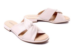 CAPRICE 9-27100-20 144 offwhite soft, klapki damskie. Brązowe klapki Caprice, bez wzorów, bez obcasa, na obcasie. Za 161,94 zł.