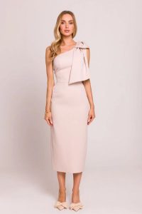Elegancka sukienka ołówkowa na jedno ramię z kokardą j. beż. Sukienki MOE, na imprezę, l, bez wzorów, z elastanu, eleganckie, z asymetrycznym kołnierzem, bez ramiączek, midi, asymetryczne. Za 389,00 zł.