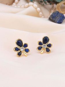 Pierres de Jade Pozłacane kolczyki-wkrętki z lapis lazuli rozmiar: onesize. Niebieskie kolczyki Pierres de Jade, z cyrkonią, pozłacane. Za 39,99 zł.