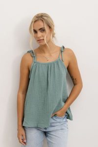 TOP MIA MORSKI L - Flawless. Zielone topy Flawless, l, bez wzorów, z dzianiny, eleganckie, bez kołnierzyka, bez ramiączek. Za 105,00 zł.