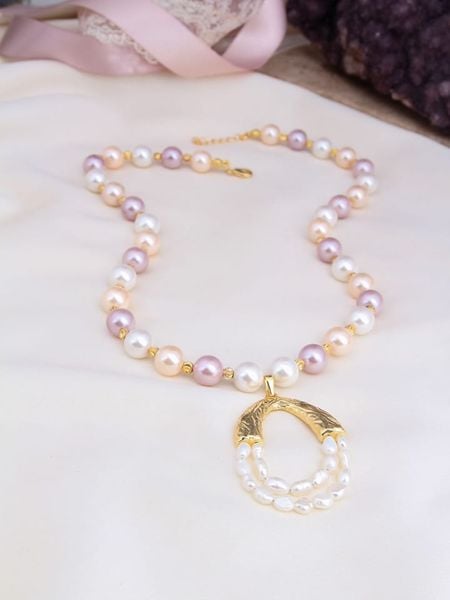 L'Atelier de Gaia Pozłacany naszyjnik z elementami ozdobnymi - dł. 47 cm rozmiar: onesize. Białe naszyjniki L'Atelier de Gaia, z perłą, pozłacane. Za 126,45 zł.