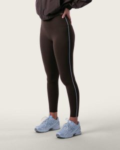 Damskie legginsy z wysokim stanem i kontrastowym lampasem na siłownię – brązowy. Brązowe legginsy AESTHETIC WOLF, bez wzorów, z dzianiny, z podwyższonym stanem, długie. Za 239,99 zł.