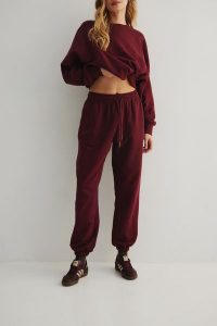 Spodnie typu jogger w kolorze BURGUNDY - AUSTIN-XS. Czerwone spodnie z wysokim stanem Marsala, bez wzorów, z bawełny, z podwyższonym stanem. W wyprzedaży za 111,96 zł.