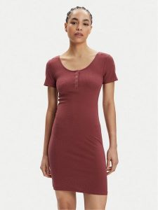 Pieces Sukienka codzienna Kitte 17146324 Czerwony Slim Fit. Czerwone kombinezony Pieces, xxl, bez wzorów, z bawełny, bez kołnierzyka, bez ramiączek. Za 129,99 zł.