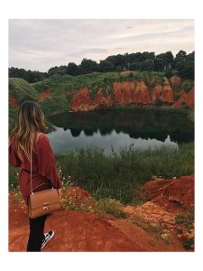 Christian Laurier Skórzana torebka "Ora" w kolorze karmelowym - 24,5 x 18 x 10 cm rozmiar: onesize. Brązowe torebki klasyczne Christian Laurier, bez wzorów, z materiału, przez ramię, bez dodatków. Za 262,91 zł.