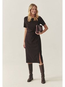 TATUUM Sukienka "Debora" w kolorze brązowym rozmiar: 38. Brązowe sukienki Tatuum, bez wzorów, bez kołnierzyka, bez ramiączek, midi. Za 217,23 zł.