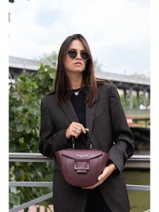 Maison héritage PARIS Skórzana torebka "Mini Votti" w kolorze bordowym - 30 x 17 x 8 cm rozmiar: onesize. Czerwone torebki klasyczne Maison héritage PARIS, bez wzorów, z materiału, przez ramię, bez dodatków. Za 347,99 zł.