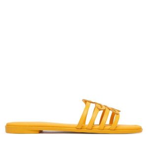 Klapki Tommy Hilfiger. Żółte klapki TOMMY HILFIGER, bez wzorów, bez obcasa. Za 409,99 zł.