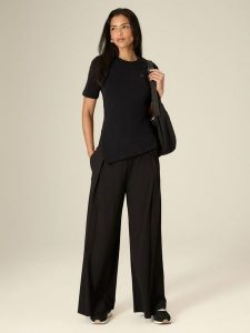 4F Spodnie dresowe z szerokimi nogawkami damskie - czarne XS. Czarne spodnie dresowe 4f, xs, bez wzorów, z dresówki. Za 159,99 zł.