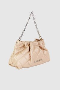 VALENTINO Marszczona pikowana beżowa torebka ocarina recycle pochette. Brązowe torebki klasyczne Valentino by Mario Valentino, bez wzorów, małe, pikowane, bez dodatków. W wyprzedaży za 339,99 zł.