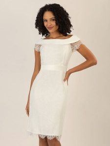 APART Sukienka w kolorze kremowym rozmiar: 40. Brązowe sukienki Apart, bez wzorów, z koronki, bez kołnierzyka, bez ramiączek, midi. Za 219,08 zł.